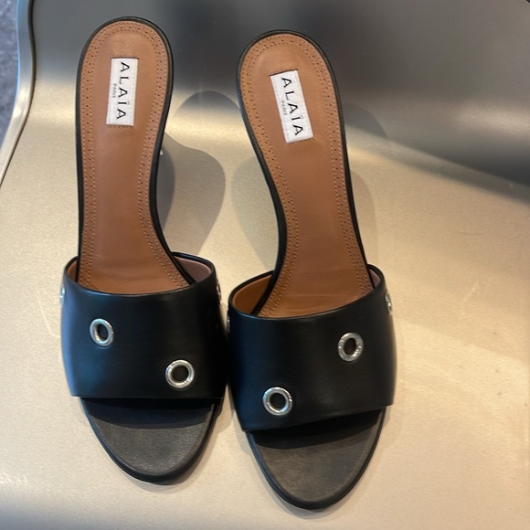 NIB ALAIA GROMMET LEATHER MULES 3” HEEL. 40/9 - Picture 3 of 9